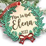 Boule de Noël naissance mon premier Noël motif couronne de Noël & ruban en bois, prénom et texte personnalisables, idée ...