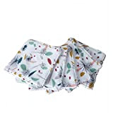 Lingette lavable pour bébé en coton bio et tissu aux motifs multicolores sur fond blanc