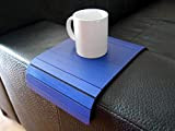 Table de canapé pour le accoudoir moulante en bois en plusieurs couleurs comme bleu cobalt Petites tables modulables au dessus ...